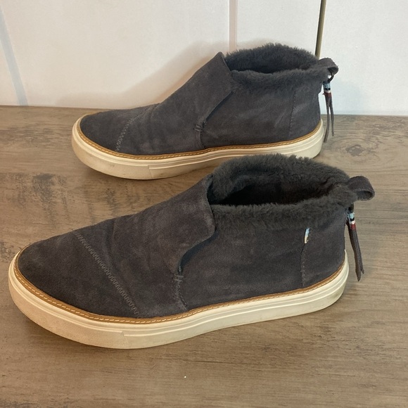 Toms | Gray Suede Leather Slip in Shoes with Faux fur trim - Zip up Back - 7.5 - Picture 4 of 7
